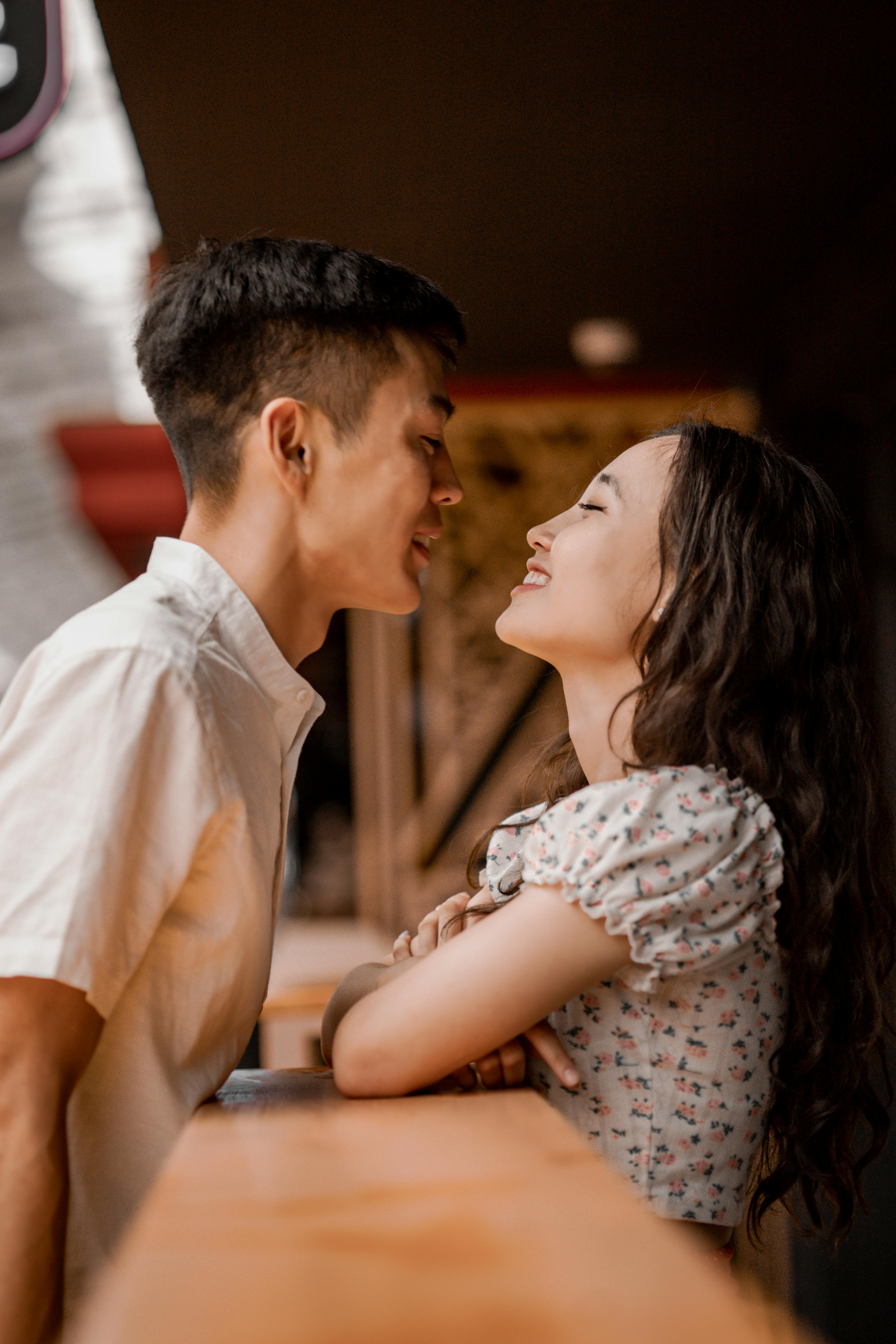 14 Telltale Sexual Tension Signs From a Man​