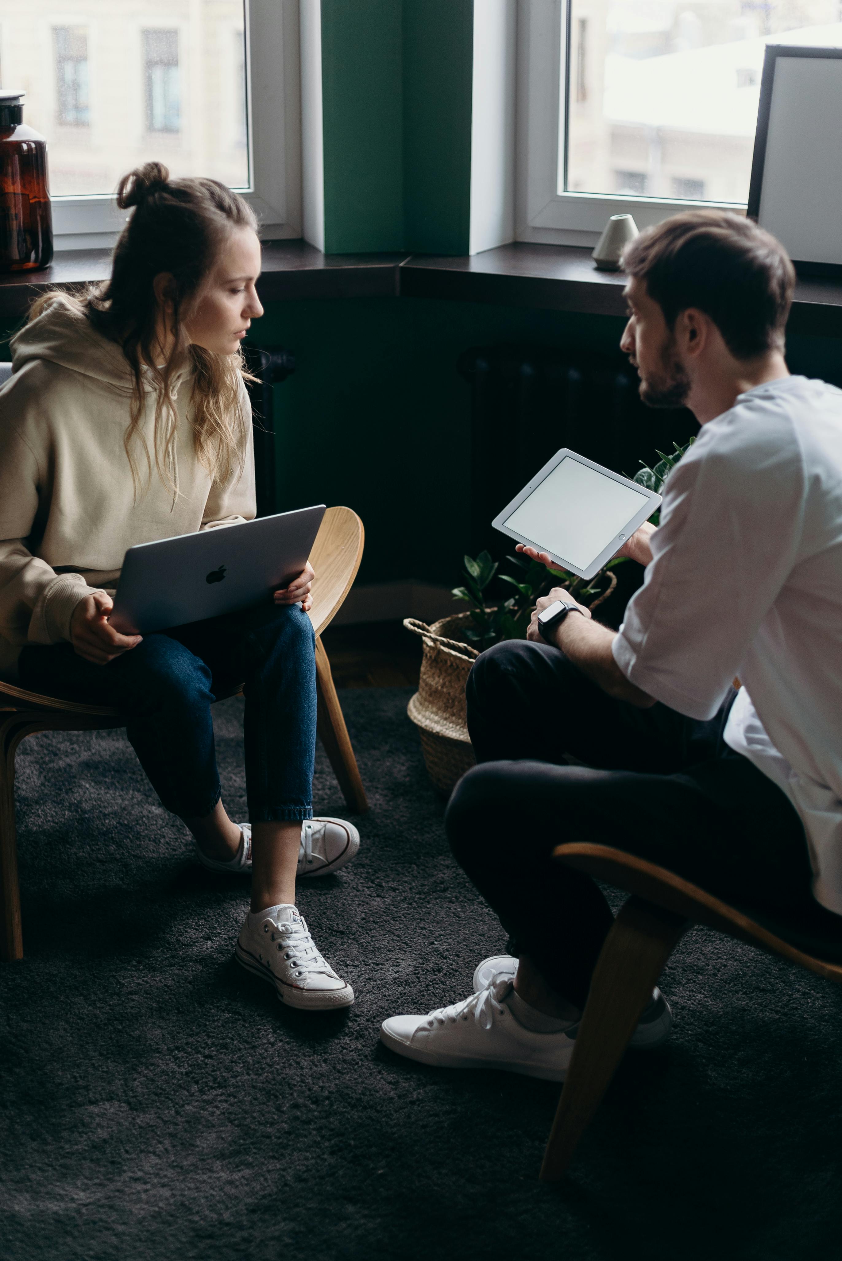 13 Signs a Guy Fancies You Body Language