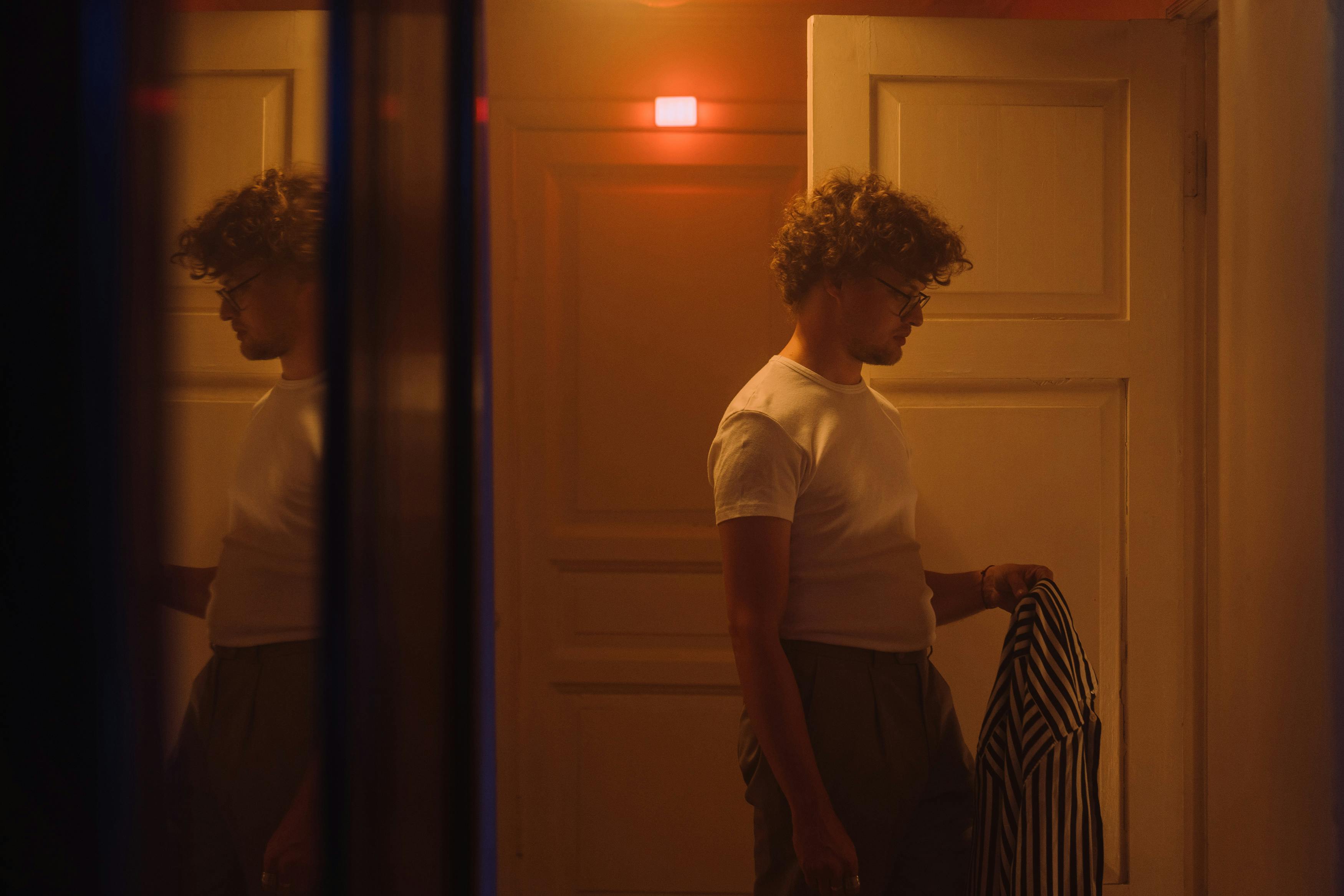 12 Subtle Signs a Guy is Pretending to Be Straight